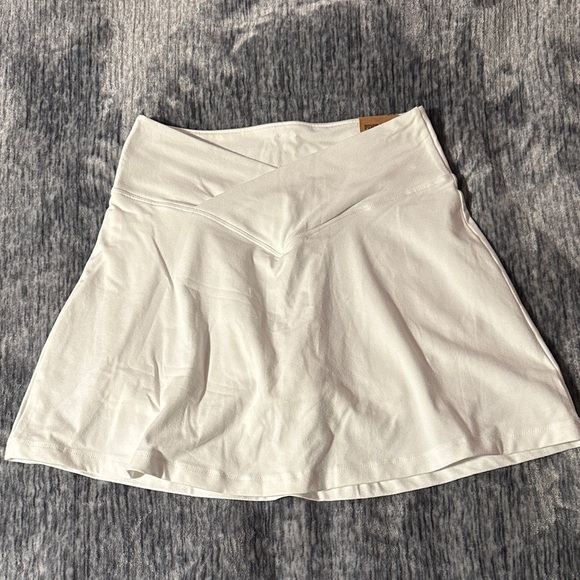 PINK Victoria's Secret Dresses & Skirts - PINK Victoria's Secret White Skort with pockets. BNWT